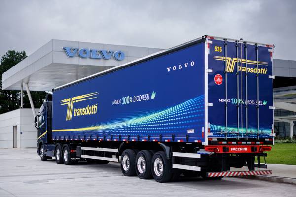 Volvo utiliza caminhões 100% Biodiesel no transporte de peças para sua fábrica em Curitiba